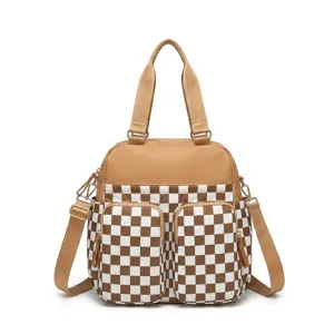 Vista frontal de una bolsa de viaje impermeable a cuadros con múltiples bolsillos y correas