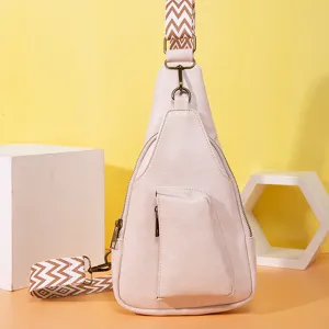 Vista detallada de un bolso cruzado retro beige con una correa bohemia ancha estampada