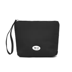 Een minimalistische zwarte puffy polstas met een zacht wolkachtig katoenen ontwerp