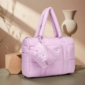 Gedetailleerd weergave van een gewatteerde lavendel nylon tas met kleine pouch.