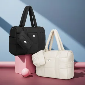 Detailweergave van gewatteerde puffer shoppers met bijpassende tasjes in twee kleuren