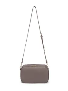 Vista frontal de un bolso bandolera de cuero gris con doble cremallera dorada.