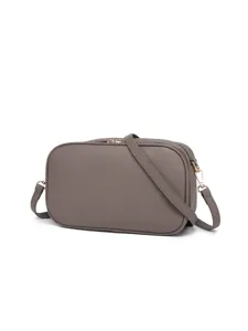 Vista lateral del bolso de cámara minimalista en cuero granulado color topo con cremallera