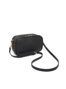 Vista lateral de un bolso bandolera de cuero granulado negro con doble cremallera