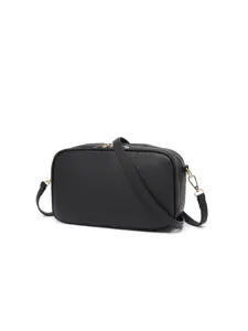 Detalle de bolso bandolera negro de cuero con doble cremallera dorada