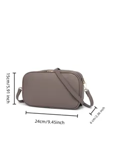 Dimensiones del bolso bandolera taupe de ecocuero 24x15x6cm con doble cremallera