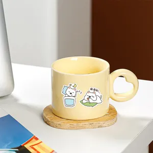 Hübsche gelbe Keramiktasse mit süßem Cartoon-Hund Design und praktischem Holzuntersetzer.