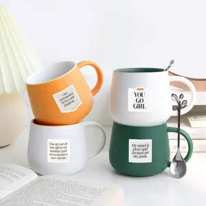 Set de tazas de café de cerámica con pegatinas de frases motivacionales, detalle de decoración.