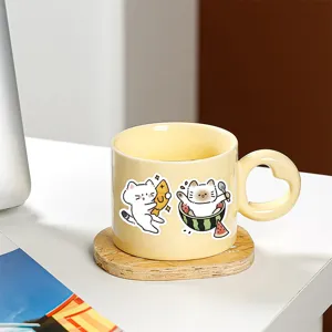 Gros plan d'autocollants de chats mignons sur un mug en céramique jaune vif
