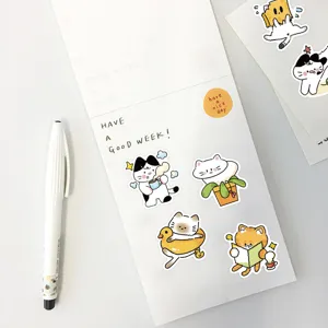 Gros plan d'autocollants de chats de dessin animé mignons décorés sur un carnet