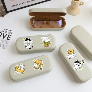 Vue détaillée d'autocollants de chats mignons sur un étui à lunettes vert sauge