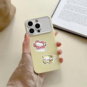Deux adorables autocollants de chat imperméables sur une coque de téléphone