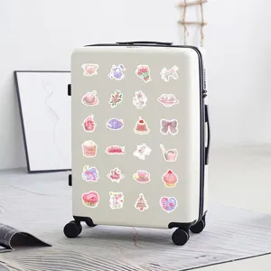 Vista detallada de pegatinas decorativas rosas 3D en una maleta blanca