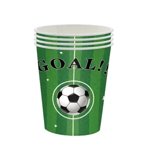 Gros plan de gobelets en papier jetables avec motif de football pour fêtes et événements