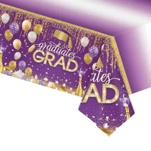 Vue détaillée de la nappe de graduation violette avec paillettes d'or et ballons