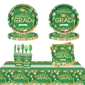 Vue détaillée de l'ensemble de fête de remise des diplômes avec assiettes vertes.