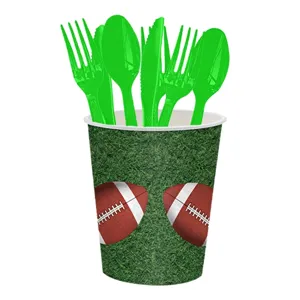Wegwerpbare papieren beker met voetbalthema en groen plastic bestek voor feesten