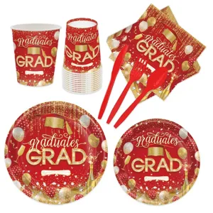 Kit de vaisselle de fête de remise des diplômes rouge avec assiettes et tasses.