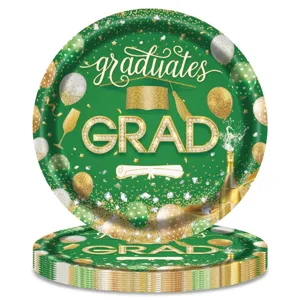 Vue détaillée des assiettes en papier vert pour remise de diplôme avec motif GRAD