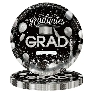 Gros plan des assiettes en papier noires et argentées pour remise de diplôme GRAD