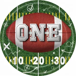 Détail d'une assiette en carton sur le thème du football américain avec motif de terrain.
