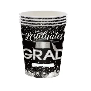 Détail de gobelets en papier jetables noirs thème remise des diplômes à paillettes