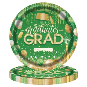 Gros plan d'assiettes en papier pour remise de diplômes avec motifs de toque et ballons