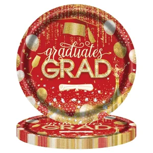 Détail d'assiettes jetables rouges pour fête de remise des diplômes avec texte GRAD