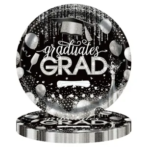 Vue détaillée des assiettes de remise des diplômes noir et argent avec motif chapeau