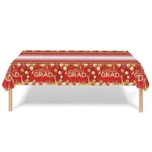 Vue détaillée de la nappe jetable en PE rouge et or pour fête de remise des diplômes
