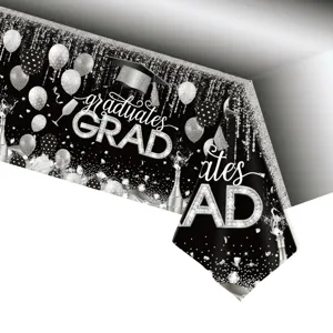 Détail de la nappe jetable en PE noir et argent pour une fête de remise de diplôme