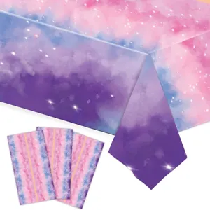Détail de la nappe de fête jetable en PE avec un motif de ciel étoilé galaxie rose et violet.