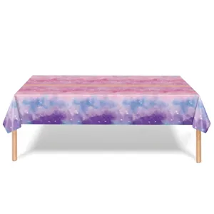 Vue détaillée du motif d'étoiles galactiques sur une nappe en PE rose et violette