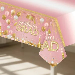 Vue détaillée de la nappe de remise des diplômes rose et or avec texte GRAD pailleté