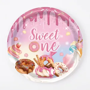 Détail de l'assiette en papier thème donut rose pour décoration premier anniversaire