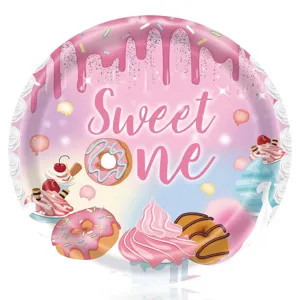 Détail d'une assiette en carton rose sur le thème des donuts pour fête d'anniversaire
