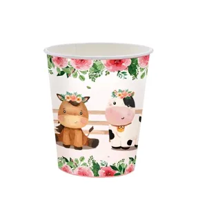 Vue détaillée du gobelet en papier jetable avec des motifs rose de vache de ferme