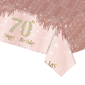 Gros plan de la nappe jetable or rose 70e anniversaire avec finition pailletée