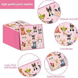 Vue détaillée de serviettes de fête roses à 2 plis avec des chiens de dessin animé