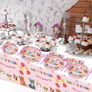 Vue détaillée de la table de fête d'anniversaire sur le thème du chien avec nappe et plats