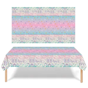 Détail de la nappe jetable écailles de sirène avec motifs marins pastels pour fêtes