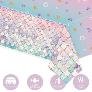 Vue détaillée de la nappe jetable sirène avec motifs d'écailles et éléments marins