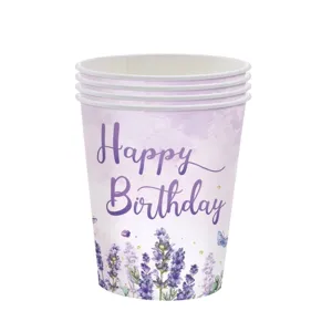 Detailansicht der Lavendel-Pappbecher mit Happy Birthday-Text für Geburtstagspartys