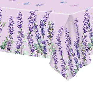 Detailopname van de print met lavendelbloemen en vlinders op paars tafelkleed