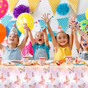 Begeisterte Kinder feiern mit einem Deko-Set für Schmetterlings-Geburtstagspartys.