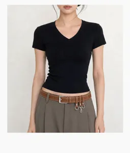 Bruine leren riem met gespen met meerdere ringen en witte stiksels op een broek
