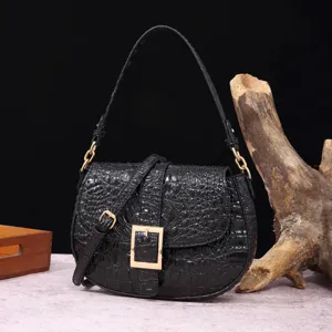 Elegante bolso baguette vintage negro con relieve de cocodrilo y hebilla dorada grande