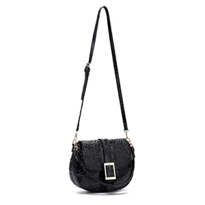Bolso bandolera elegante negro con patrón de cocodrilo y hebilla dorada detalle