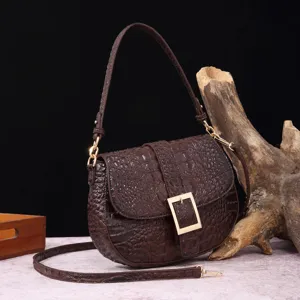 Bolso de hombro retro marrón con textura de cocodrilo y una hebilla dorada vintage