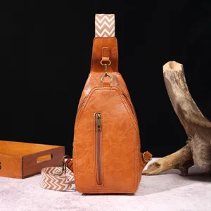 Detalle de bolso bandolera de cuero marrón vintage con correa de estilo bohemio